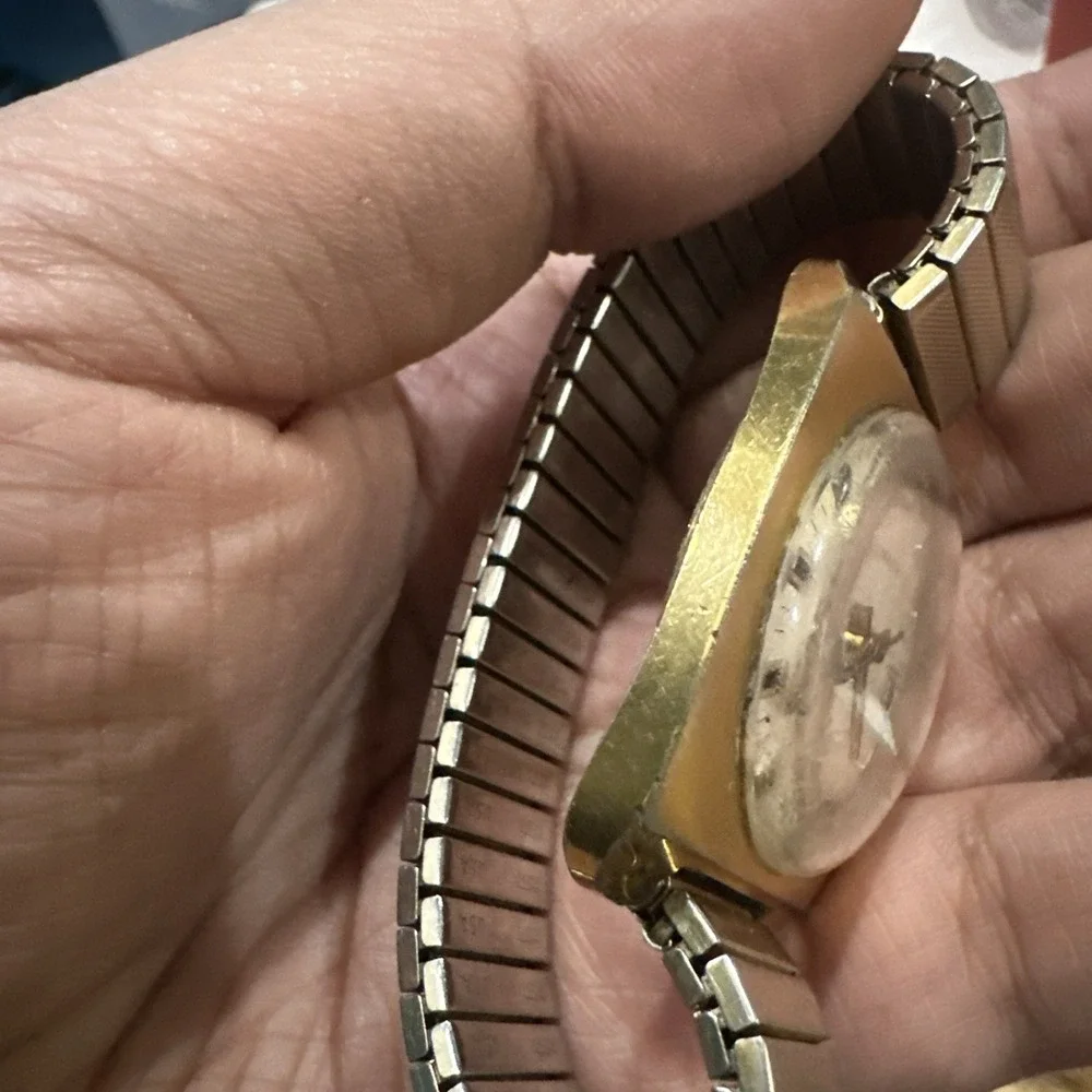 Works Vintage Timex Electronic TV Box 37mm Quartz Gold Tone Mens Watch Fit 8in